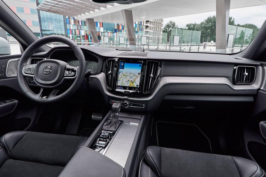 Торпедо Volvo XC60 T6 R-Design 2017 года  (WW) (фото 13 из 16)